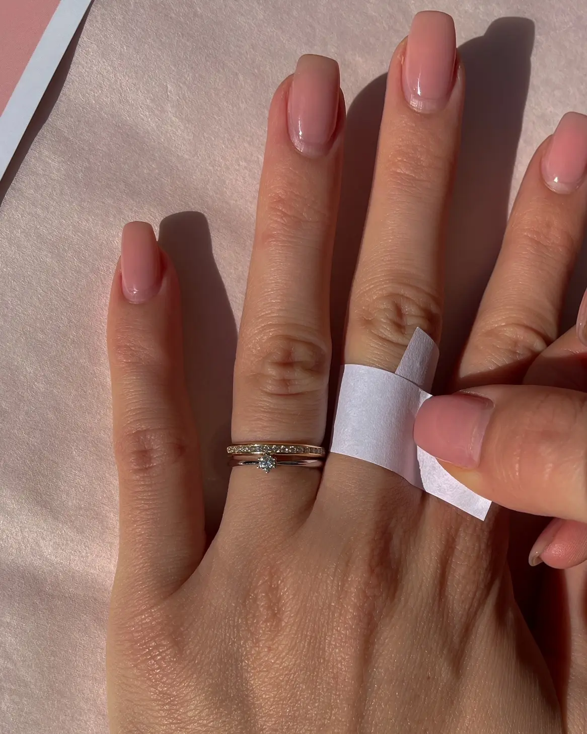 Ringmaat opmeten met een strookje papier